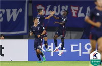 '오심 분노' K2 수원 팬, 경기장 90분 점거