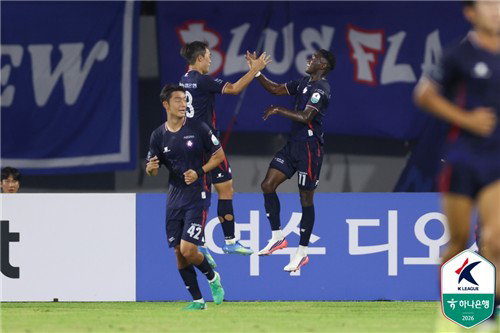 '오심 분노' K2 수원 팬, 경기장 90분 점거