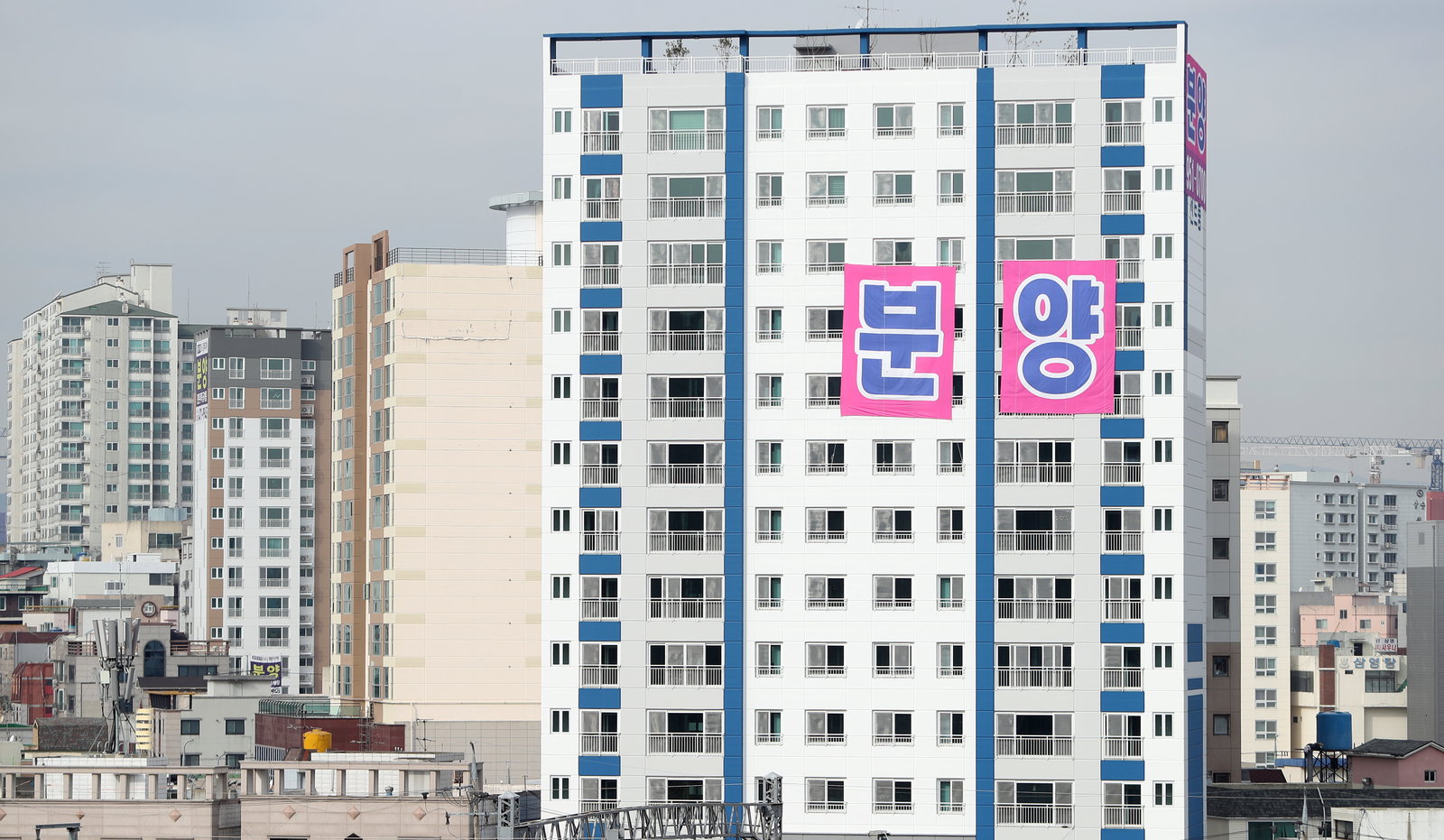 “미분양 3만가구인데 착공은 증가”…LH 구제책에 커지는 공급 왜곡 우려