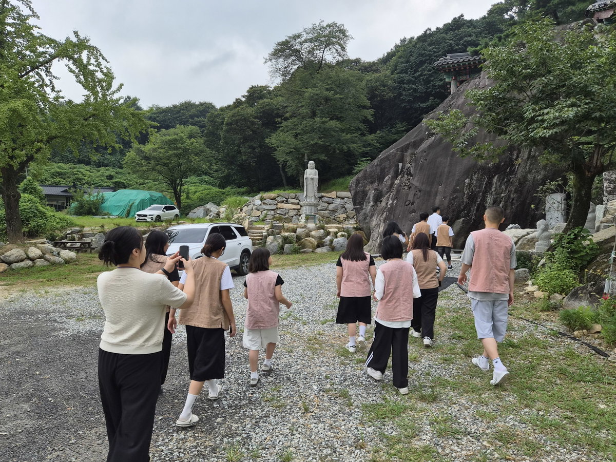 [참가 학생들이 이지우 교수 지도하에 굴암사를 돌며 사찰 탐방을 하고 있다]