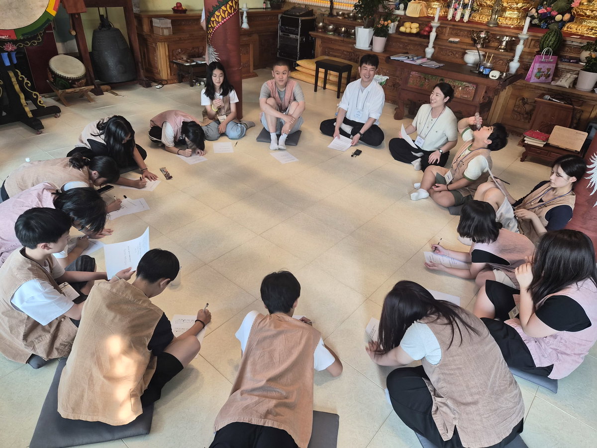 [등명스님이 눈동자 관찰 명상을 진행하고 있다]