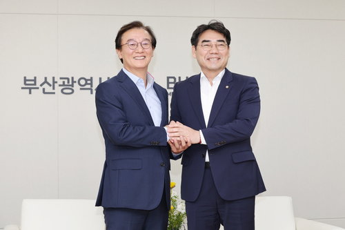부산 '협치' 시동! 전재수-이성권, 산은 이전 '맞손'