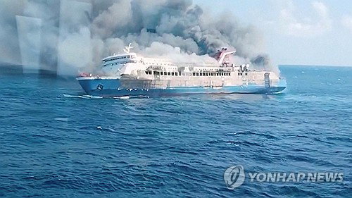 인니 여객선 '폭발' 화재 참사, 5명 사망… 실종 28명 '생존 사투'