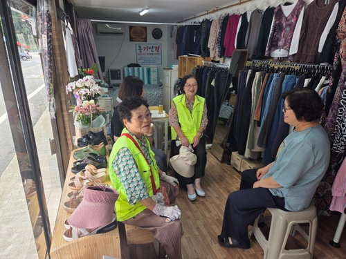 옷 한 벌도 벅찬 화암면에 '반월 사랑방' 떴다…1500명 웃음꽃