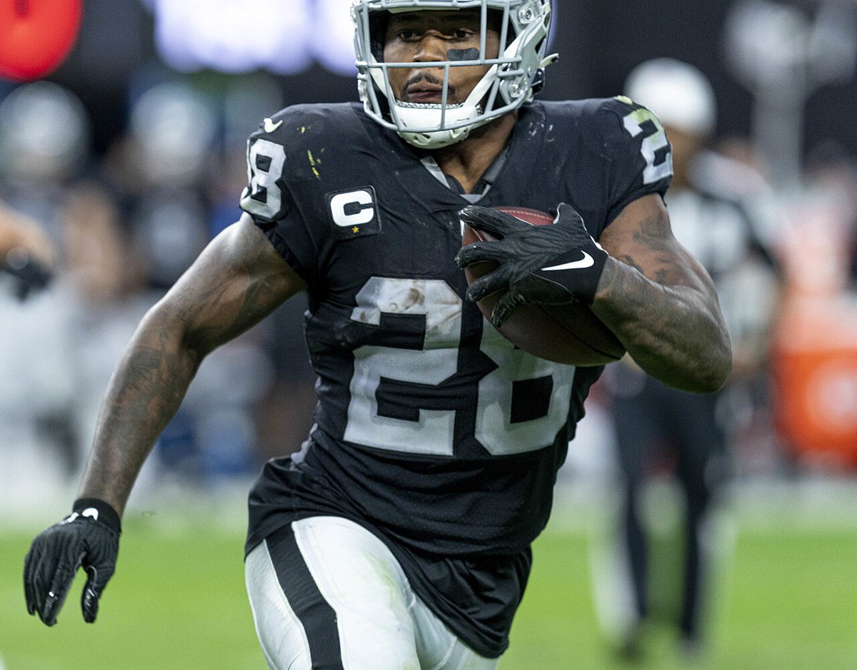Packers Running Back Josh Jacobs Scores Go-Ahead Touchdown in Season ...