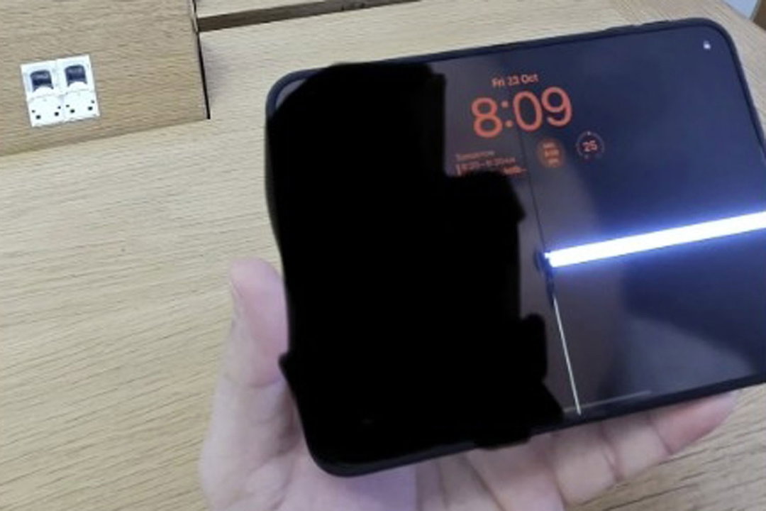 Apple's first foldable phone, iPhone Duo, reports screen breakage just ...