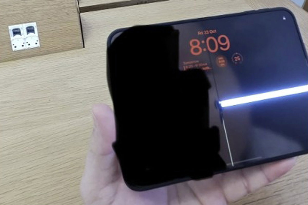 Apple's first foldable phone, iPhone Duo, reports screen breakage just ...