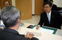1일 지점장 된 진동수 금융위원장