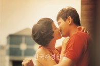 황정민-엄정화, 4년만에 스크린서 재회 ‘이번엔 부부로’