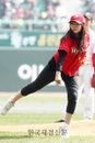 ‘SK 와이번스걸’ 이채영, 시구도 팬사인회도 ‘열심’
