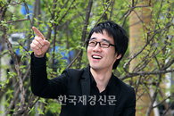 [JK포토] 어딘가를 가리키는 판유걸, ‘저기 뭐가 있길래?’