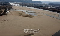부산 낙동대교서 버스 ‘불길’ 추락…4중 추돌사고