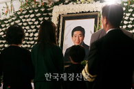[재경TV]  故 노 전 대통령 서거, “봉하마을 임시 분향소, 시민들의 애도행렬 이어져