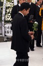 [JK포토] 노무현 전 대통령 서거, 헌화하는 노건호 ‘아버지를 보내며’