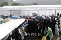 [JK포토] 봉하마을 분향소, 소나기에도 조문 행렬 이어져