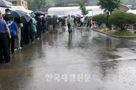 [JK포토] 노무현 전 대통령 서거, 봉화마을 분향소 ‘애도의 물결’