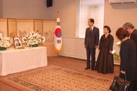 워싱턴 대사관 분향소 마련 조문객 줄이어