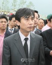 유시민 전 장관, 노란 넥타이를 고르고 ‘노 전 대통령을 그리며’