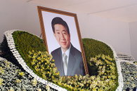 故 노무현 전대통령, 작은 비석엔 단 여섯 글자만