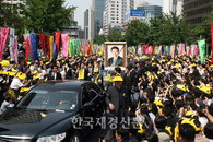 [JK포토] 故 노무현 전 대통령 운구행렬, 시민들 사이로…