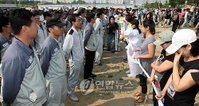 어색한 대치..쌍용차 비해고 직원-쌍용차 노조 가족