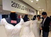 ‘어떤 드레스가 어울려?’ 제2회 LG마이e웨딩 결혼박람회