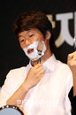 [재경TV] 박지성, 면도하는 모습 첫 공개… “이런 시연회는 처음이야!”