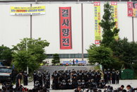 김장감이 흐르는 쌍용차 평택공장..노조원과 경찰 대치