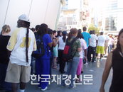 [JK포토] 마이클잭슨 추모공연, 애도 메시지 남기려 기다리는 사람들