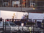 [JK포토] 마이클 잭슨 팬들, 대형 사인판에 애도 메시지 남겨