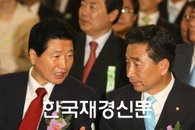 [JK포토] 여야 원내 대표, “이제 화해하자고…”