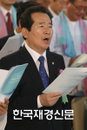 [JK포토] 제헌절 노래 부르는 정세균 민주당 대표