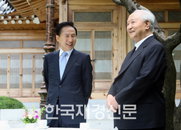 이야기 나누는 이명박 대통령과 정진석 추기경