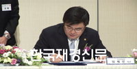 [JK포토] 협약서에 사인하는 임채민 지식경재부 차관