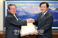 구자경 LG 명예회장, 구인회 창업회장 석고모형 전달받아