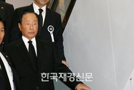 [JK포토] 빈소 들어서는 김영삼 전 대통령 ‘침통한 표정’