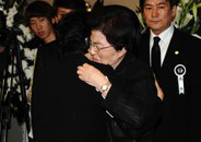 이희호-권양숙 여사 오열 ‘슬픔에 싸인 대통령 부인들’