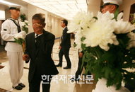 [JK포토] 故 김대중 전 대통령 빈소 ‘눈물로 조문하는 시민’