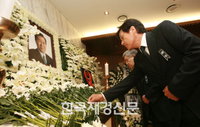 [JK포토] 안성기·임권택 감독, 故 김 전대통령 조문
