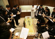 [JK포토] 故 김대중 전 대통령 입관식, 천주교 의식으로 진행