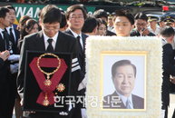 [JK포토] ‘눈물 흘리는’ 故 김대중 전대통령 삼남 김홍걸-손자 김종대