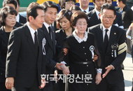 [JK포토] 이희호 여사 ‘부축받으며 서울광장 방문’
