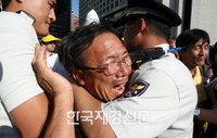 [JK포토] 추모문화제서 오열하는 시민
