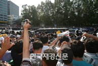 [JK포토] 故 김 전대통령 마지막 길 바라보는 시민들