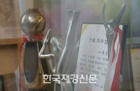 [JK포토] 하춘화의 ‘생명 같은’ 트로피 공개!