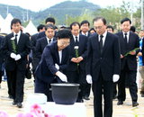故 노 전대통령 100재, 분향하는 한명숙 전 총리