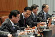 이명박 대통령, 새 참모진과 수석비서관 회의