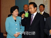 '4대강 살리기 녹색성장컵' 사용하는 이명박 대통령
