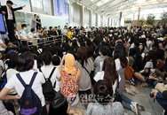 [포토]재범 출국 후 팬들 하염없는 눈물만...