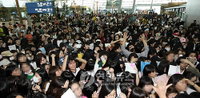 [포토] 2PM 리더 재범 출국 ‘팬들은 눈물만’